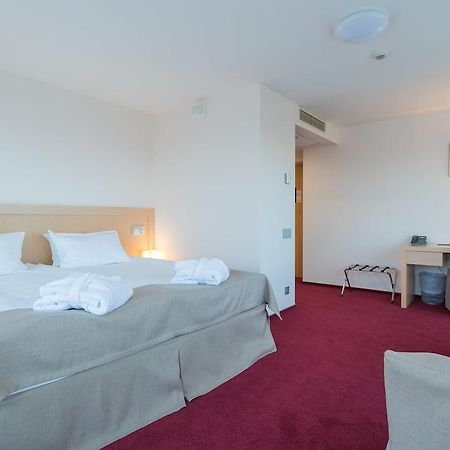 Riga Islande Hotel With Free Parking Exterior foto